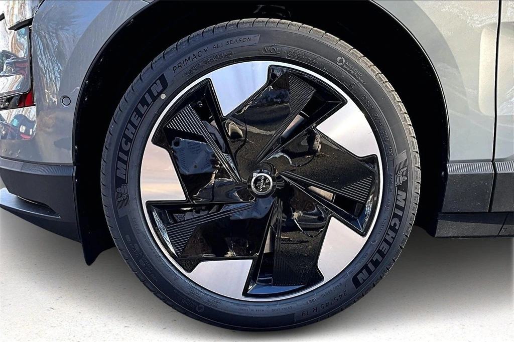 2026 Volvo - image 13