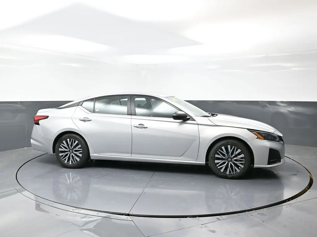 2024 Nissan Altima 2.5 SV photo 2
