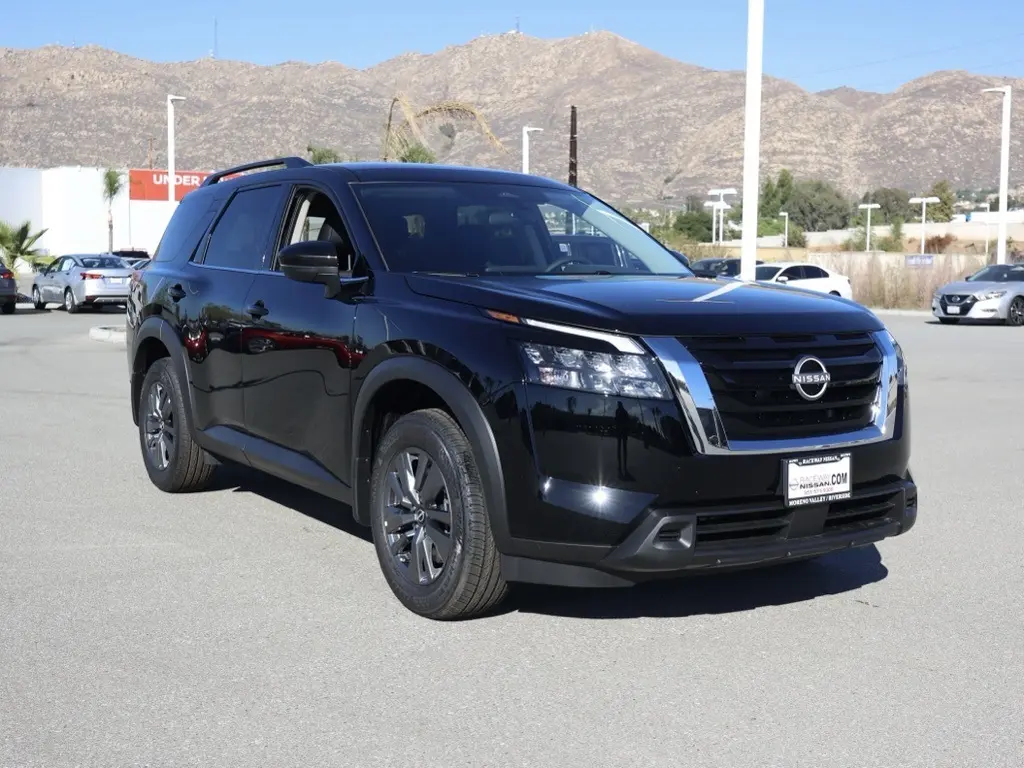 2025 Nissan Pathfinder SV's photo