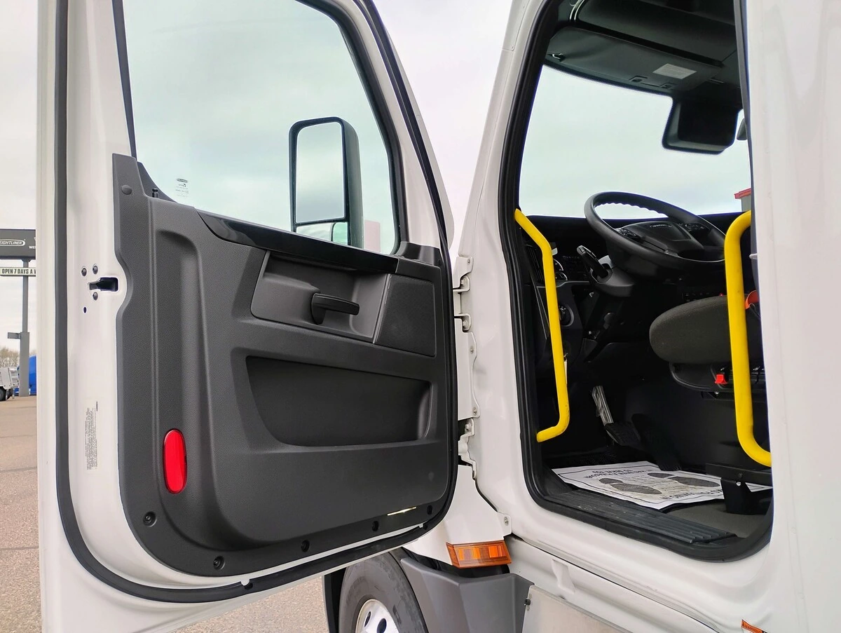 2024 Freightliner Cascadia - image 14