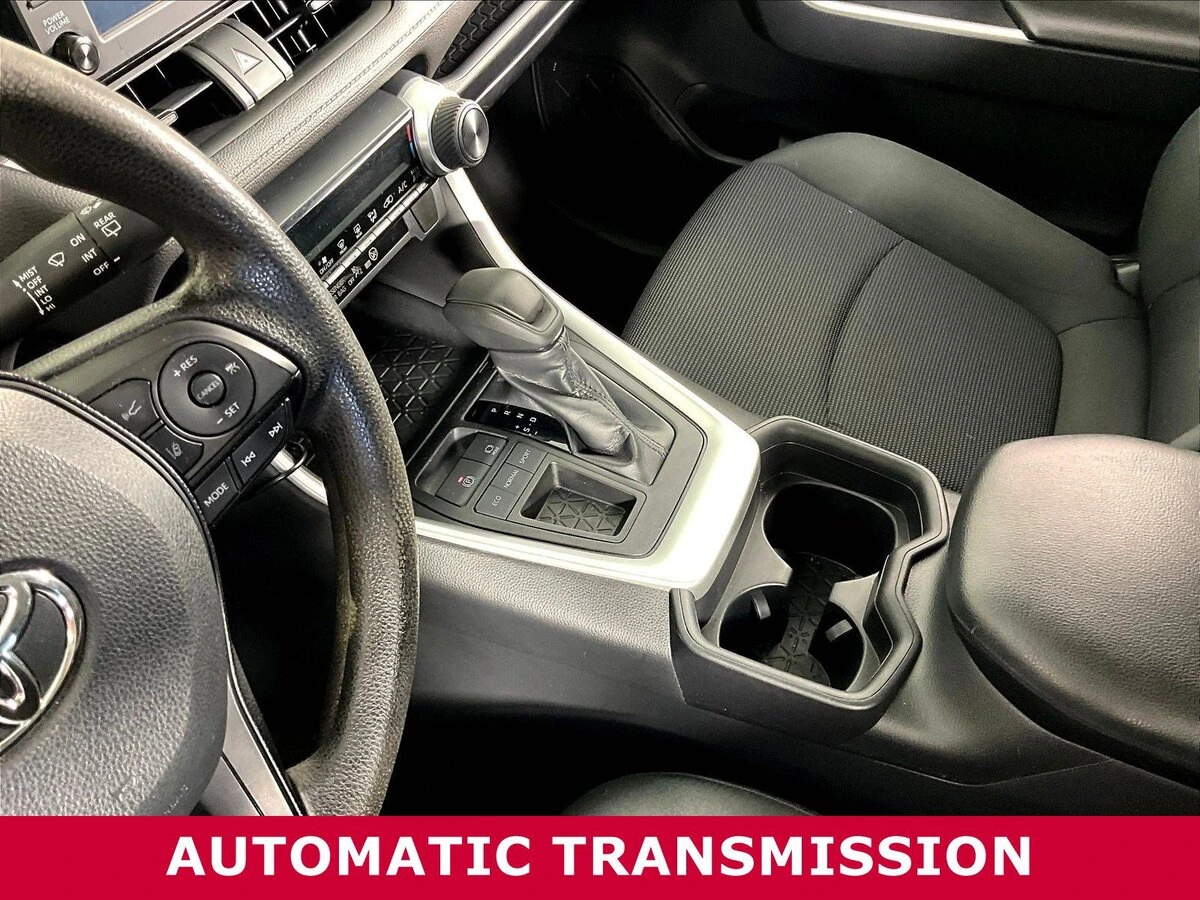 2019 Toyota RAV4 LE - Photo 16