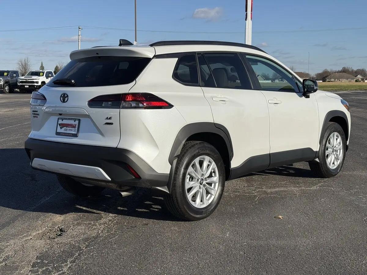 2026 Toyota Corolla Cross LE photo 2