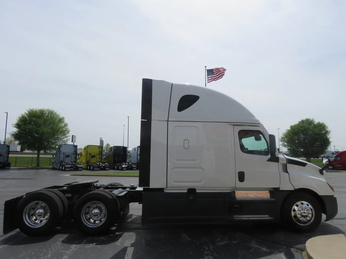 2024 Freightliner Cascadia - image 8