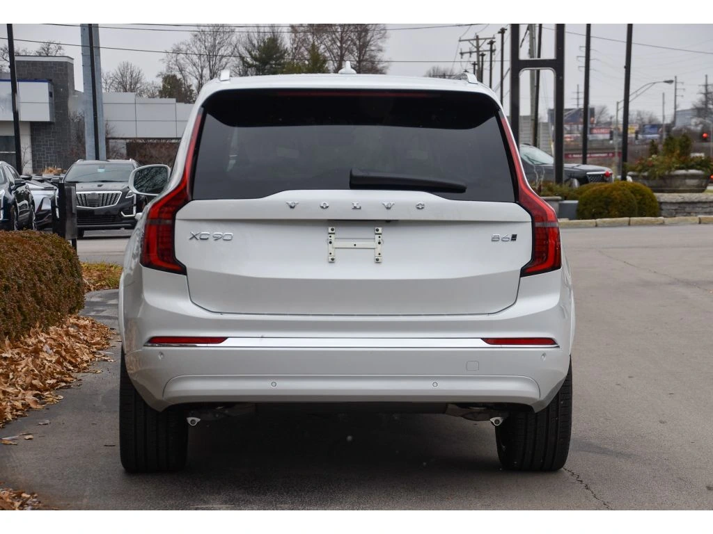 2026 Volvo - image 5