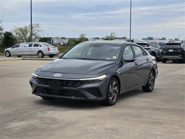 2025 Hyundai Elantra SEL Convenience photo 2
