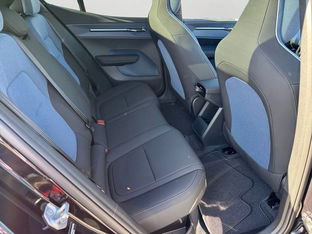 2025 Volvo - image 7