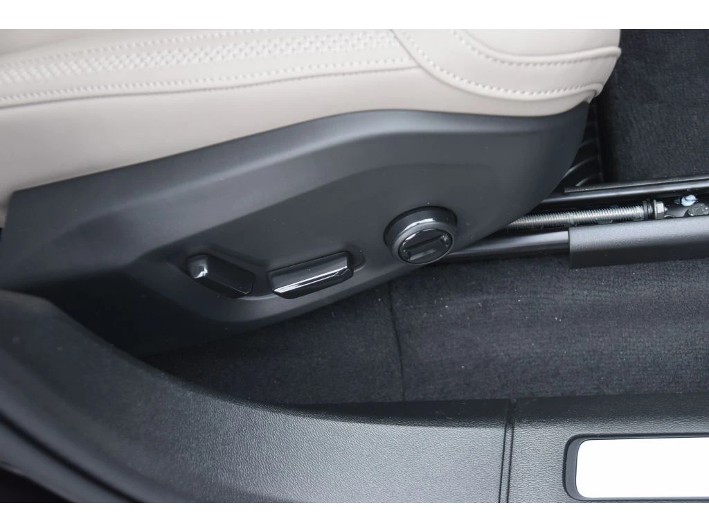 2026 Volvo - image 31