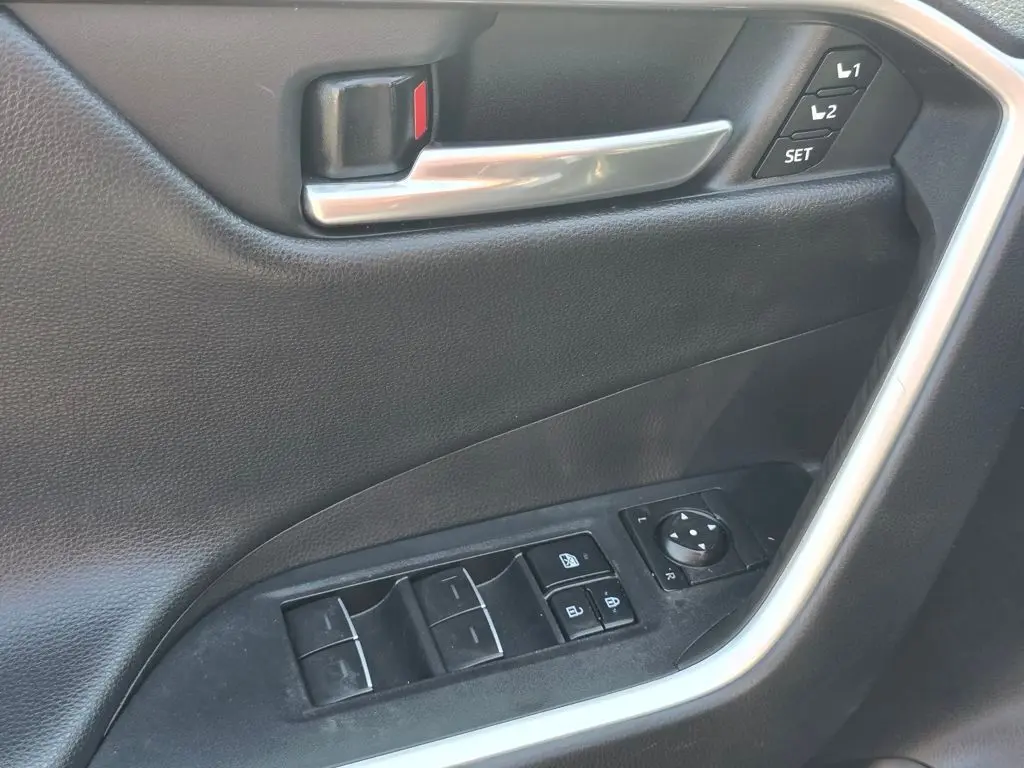 2022 Toyota RAV4 Limited photo 24