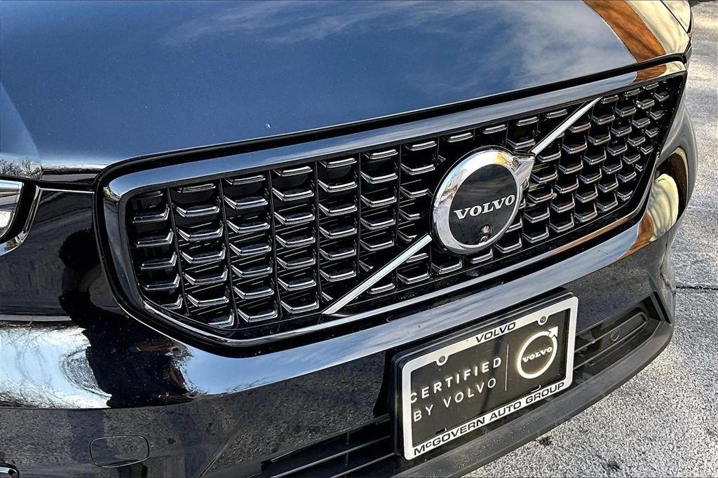 2026 Volvo - image 32
