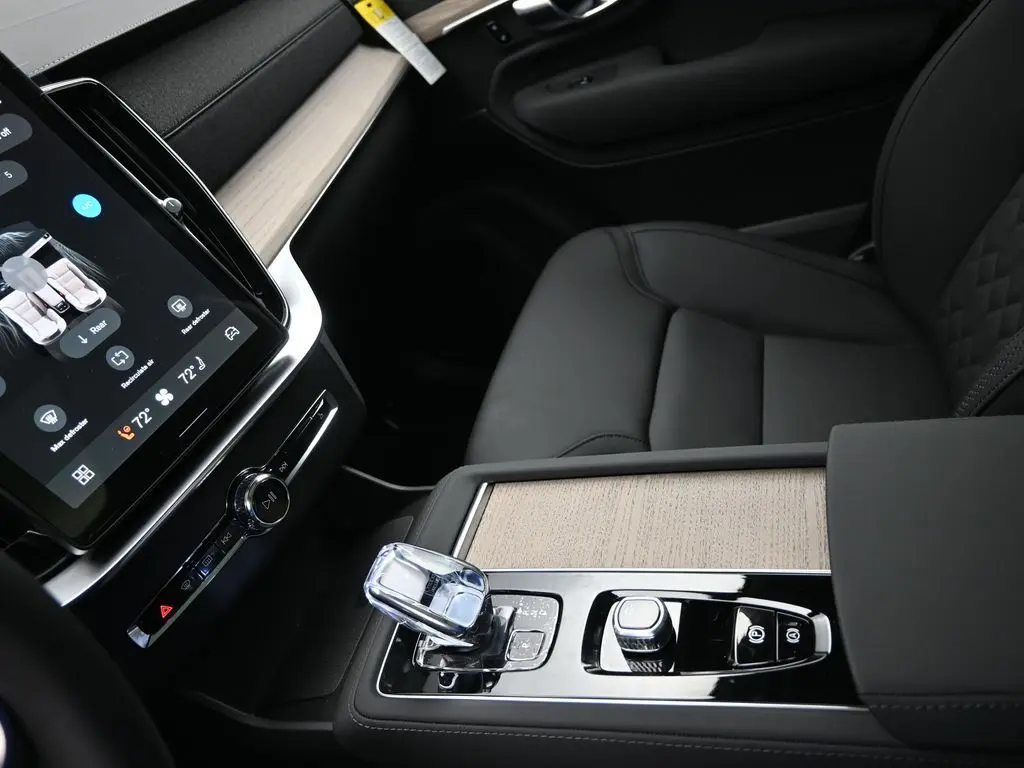 2025 Volvo - image 17