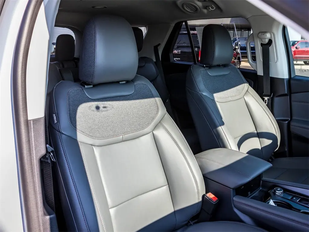 2025 Ford Explorer photo 11