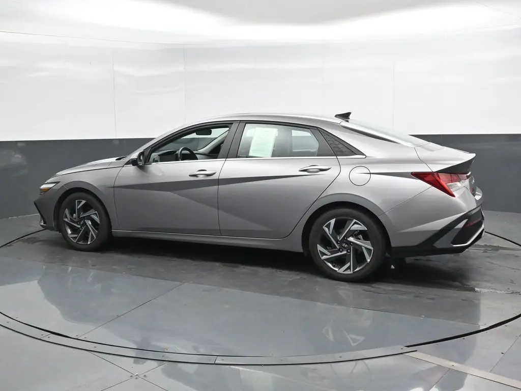 2024 Hyundai Elantra Limited photo 7