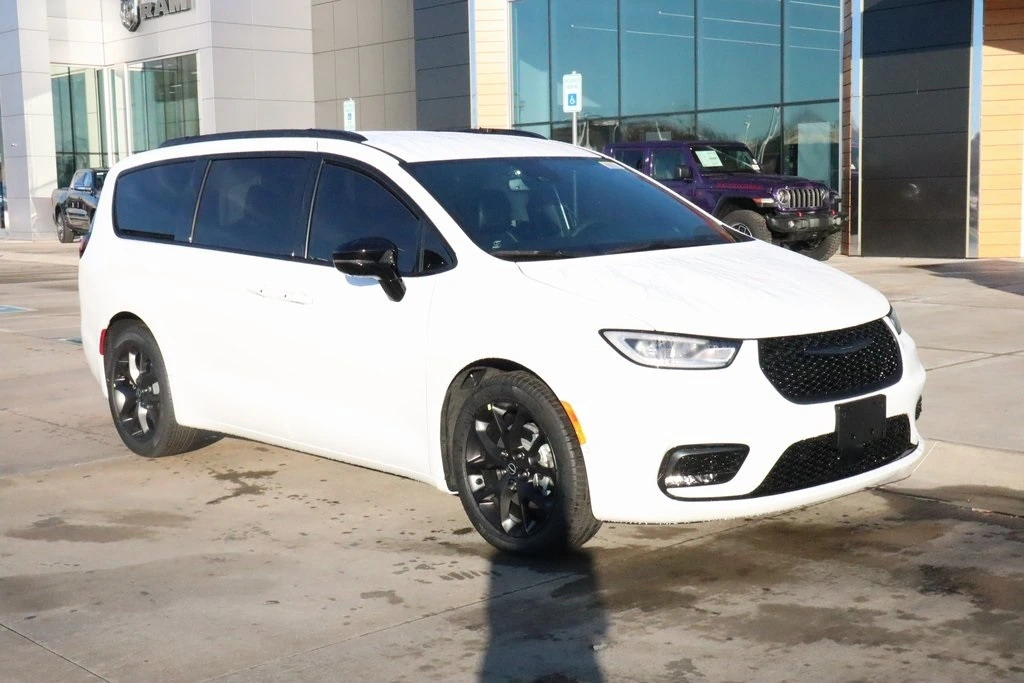 2026 Chrysler Pacifica Select's photo