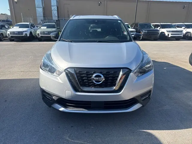 2020 Nissan Kicks SR photo 2