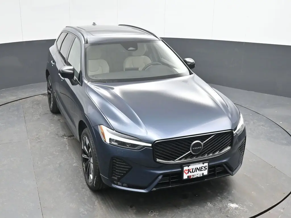 2026 Volvo - image 32
