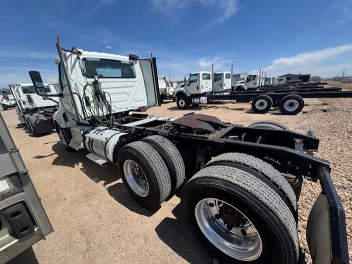 2019 International LT - image 4