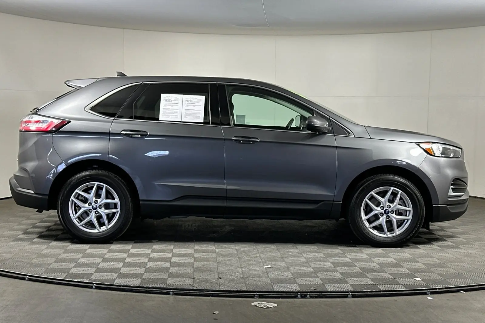 2023 Ford Edge SEL photo 2