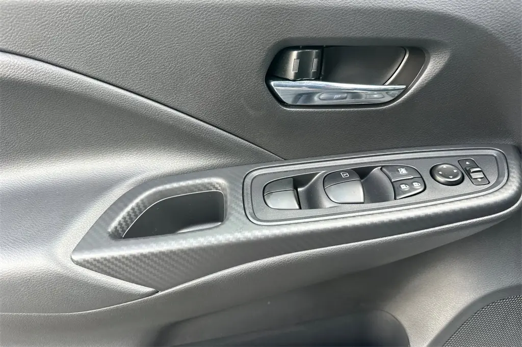 2025 Nissan Versa 1.6 SV photo 11