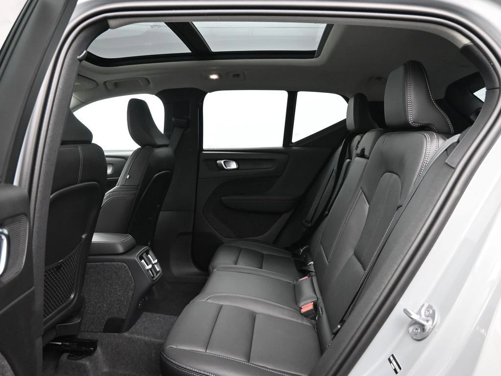 2025 Volvo - image 27