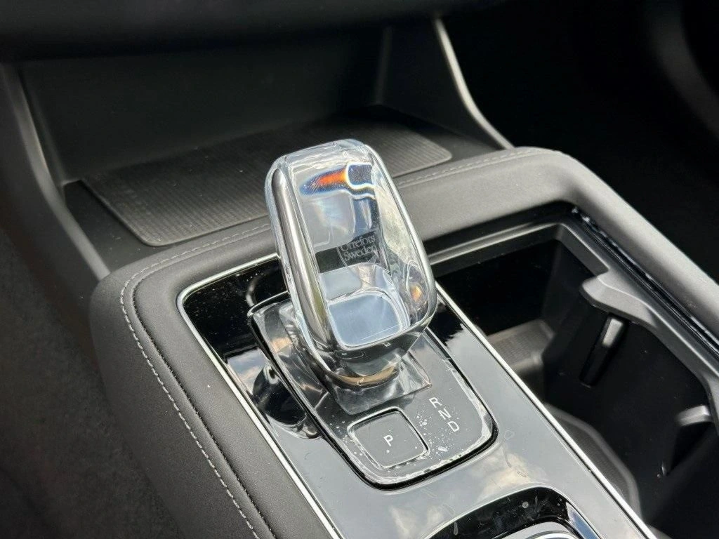 2025 Volvo - image 21