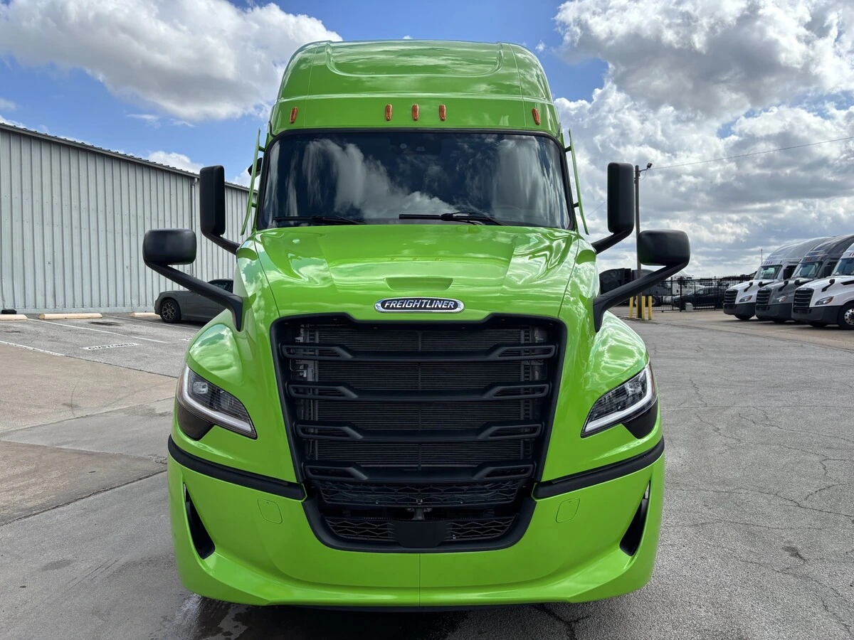 2027 Freightliner - image 2