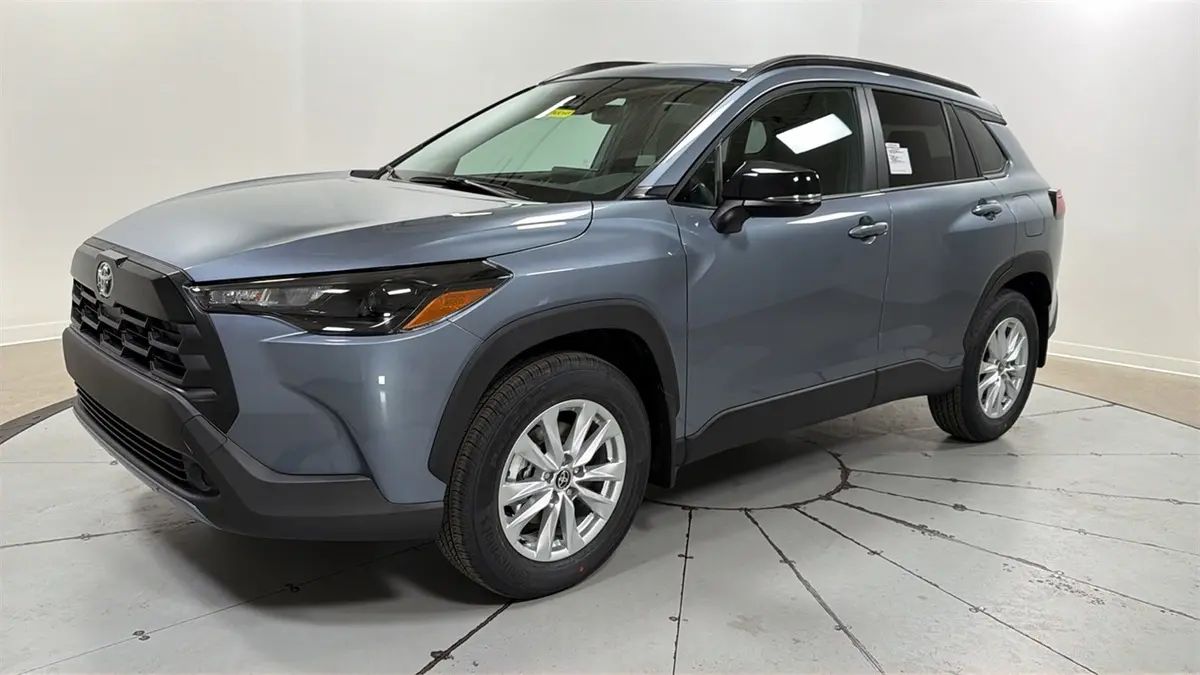 2026 Toyota Corolla Cross LE's photo