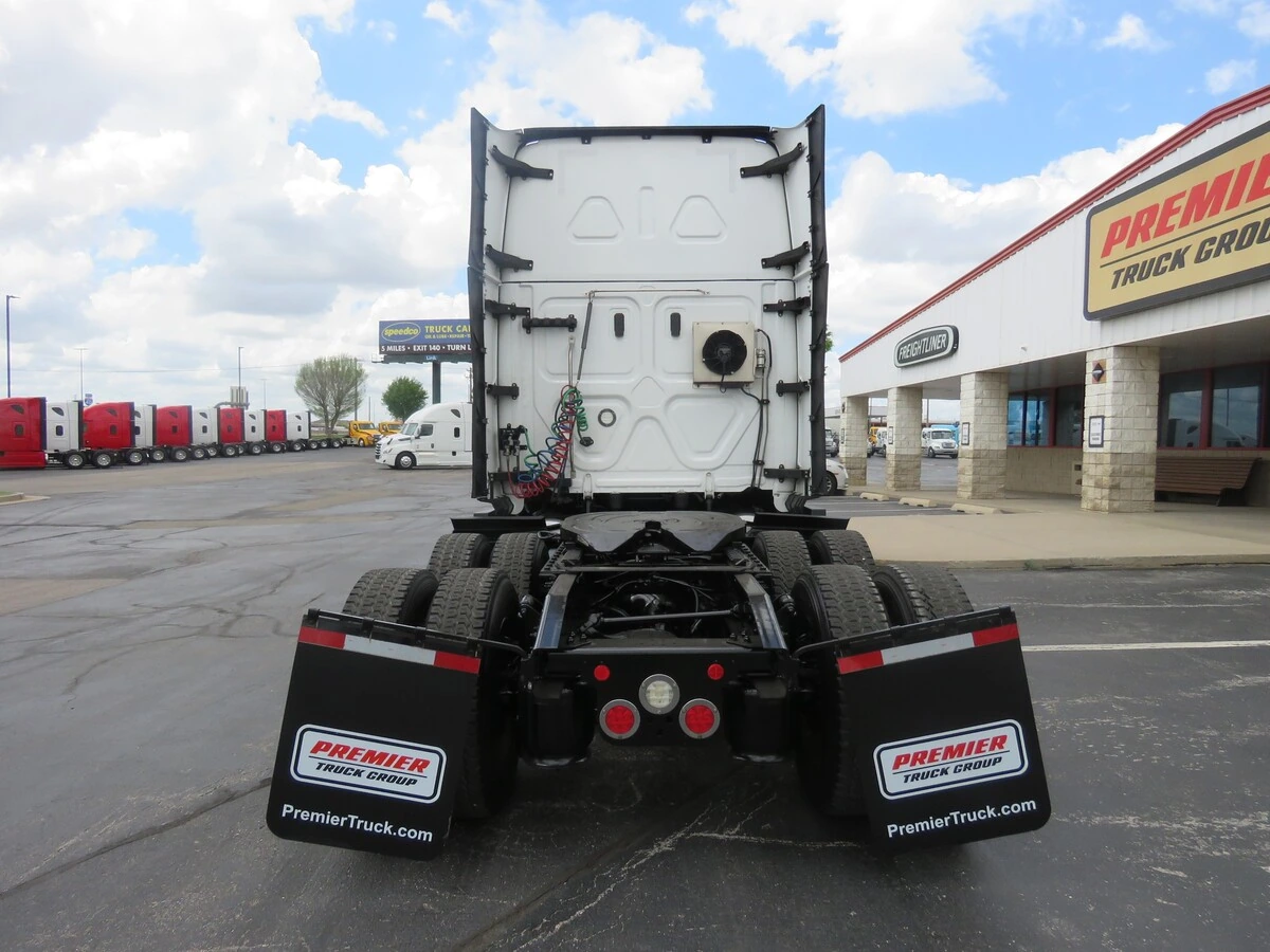 2023 Freightliner Cascadia - image 5