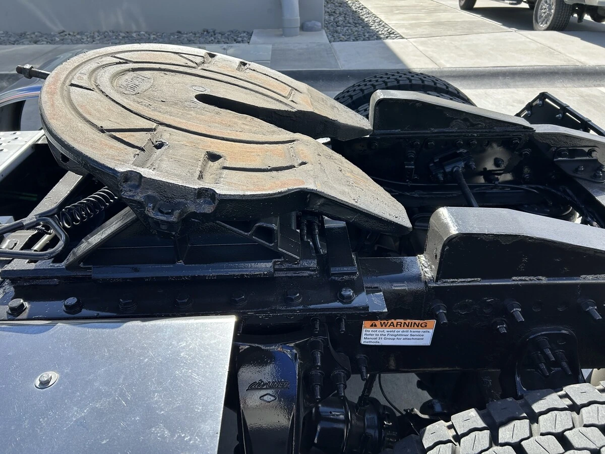 2022 Freightliner Cascadia — photo 3
