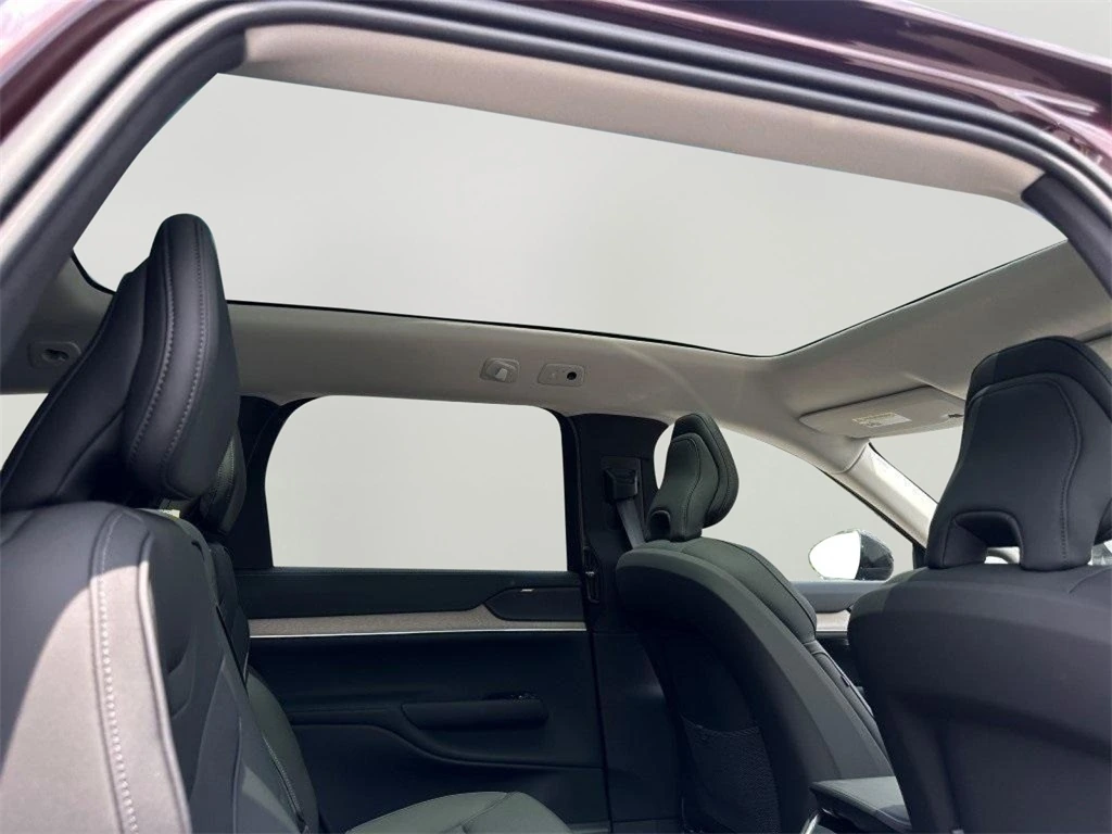2025 Volvo - image 14