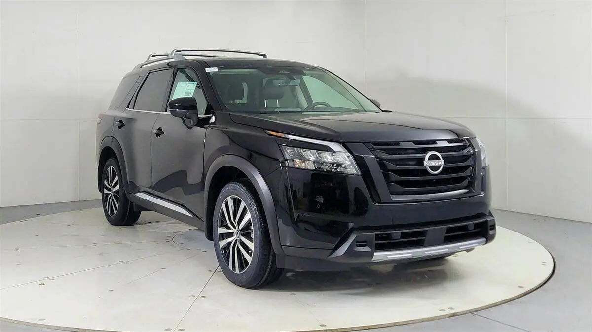 2025 Nissan Pathfinder Platinum's photo