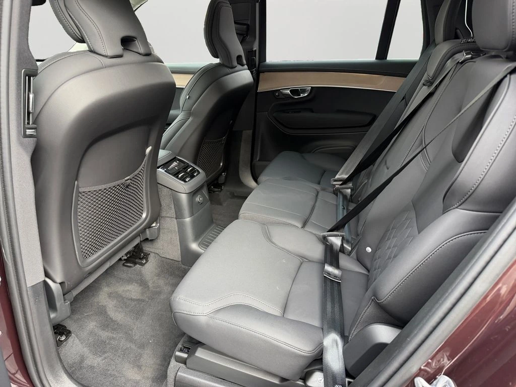 2025 Volvo - image 12