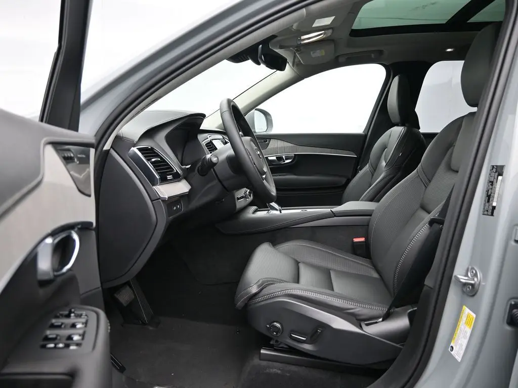 2025 Volvo - image 22