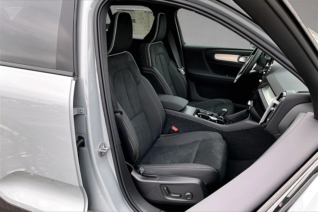 2026 Volvo - image 11
