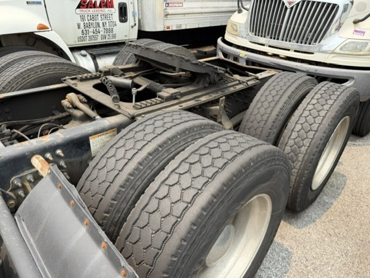 2015 Volvo VNL 860 in Brooklyn, NY — photo 3