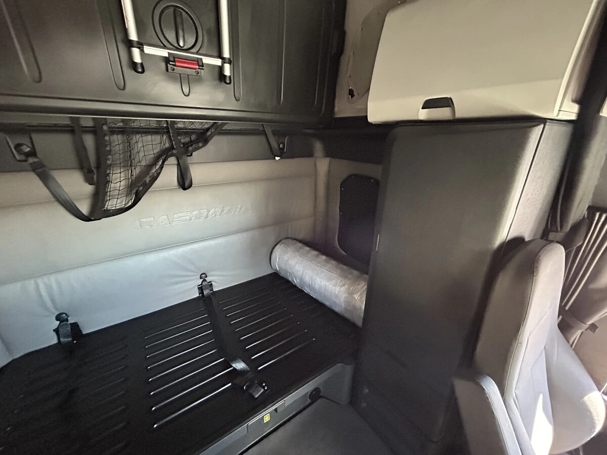 2022 Freightliner Cascadia - image 18