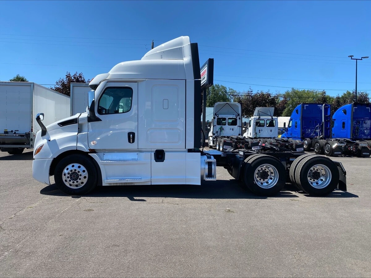 2024 Freightliner Cascadia — photo 2