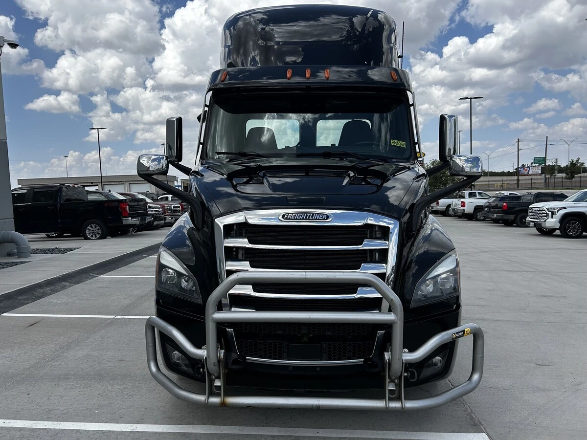 2023 Freightliner Cascadia — photo 2