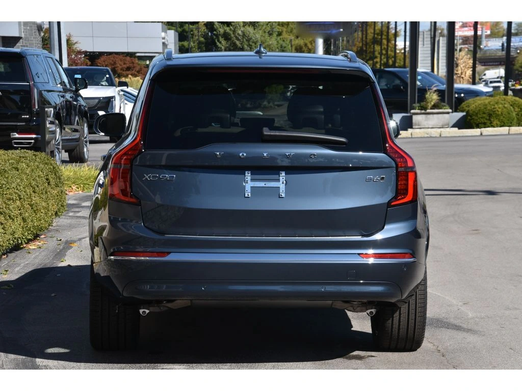 2026 Volvo - image 5