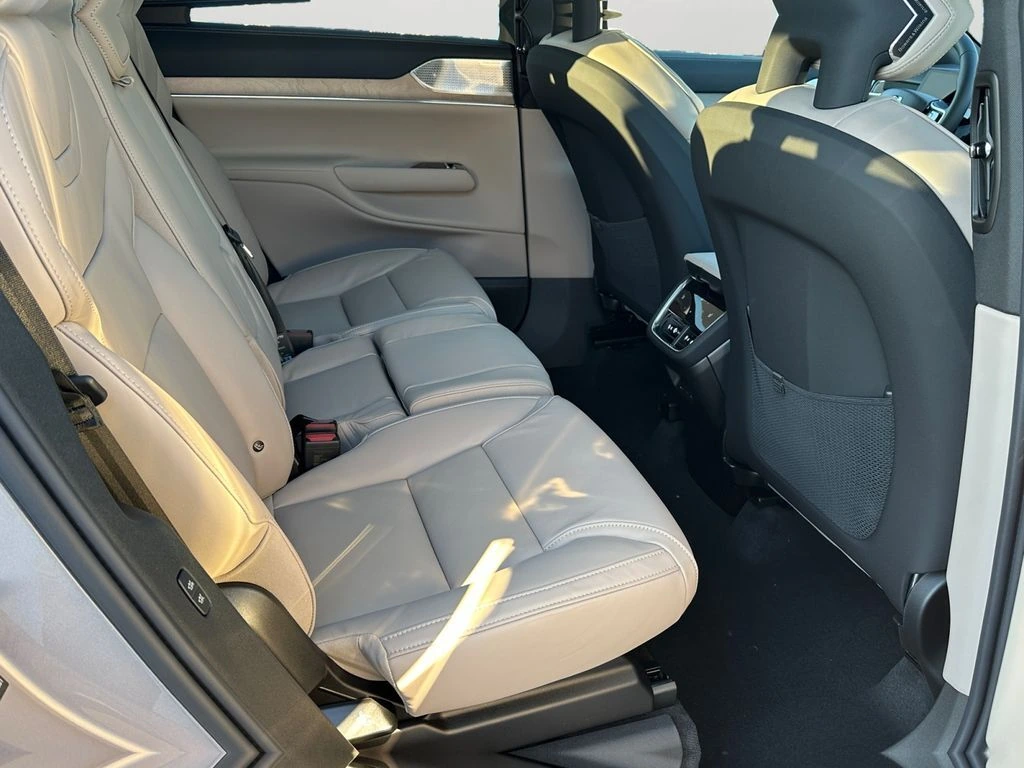 2026 Volvo - image 7