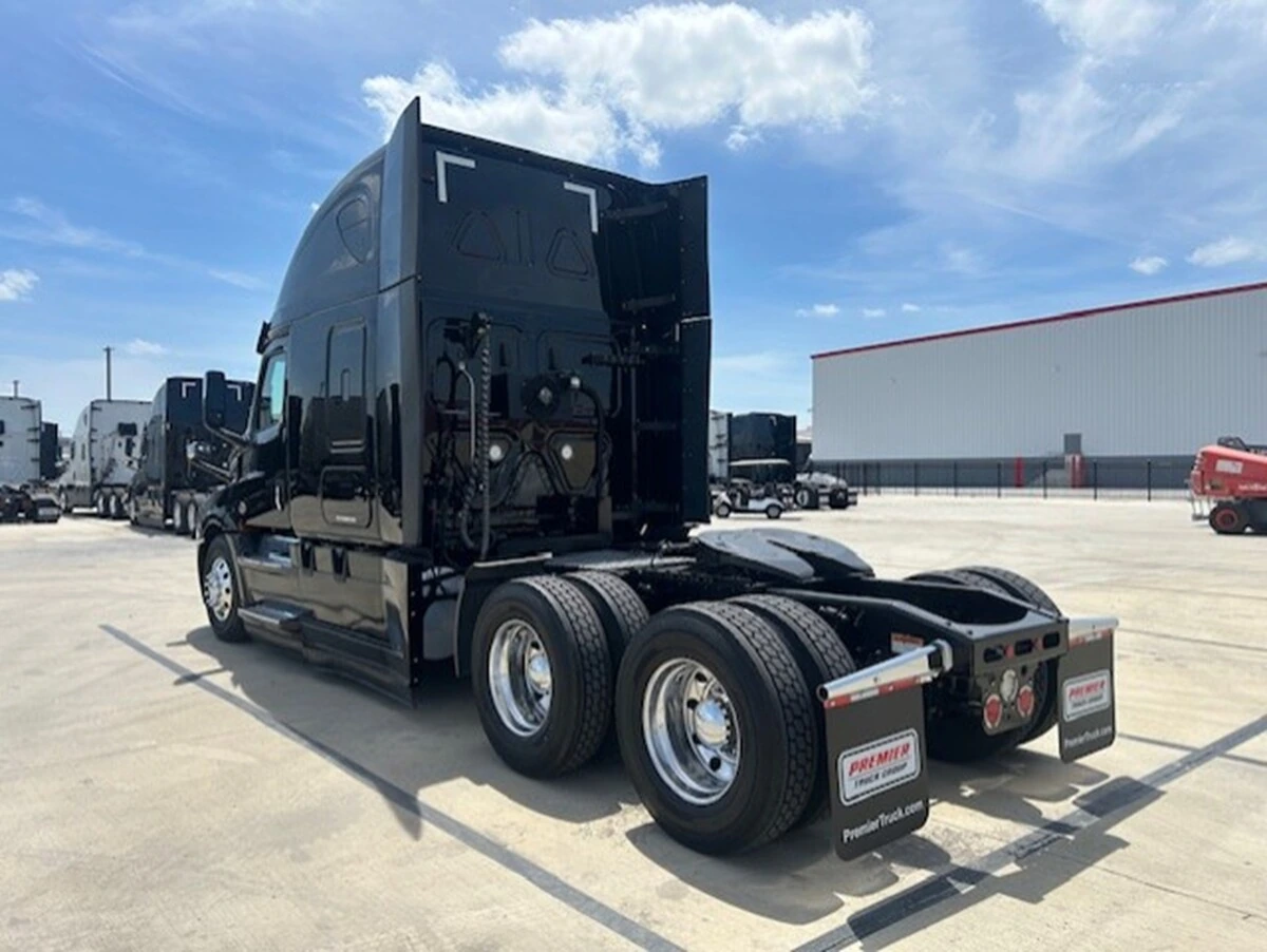 2022 Freightliner Cascadia — photo 3