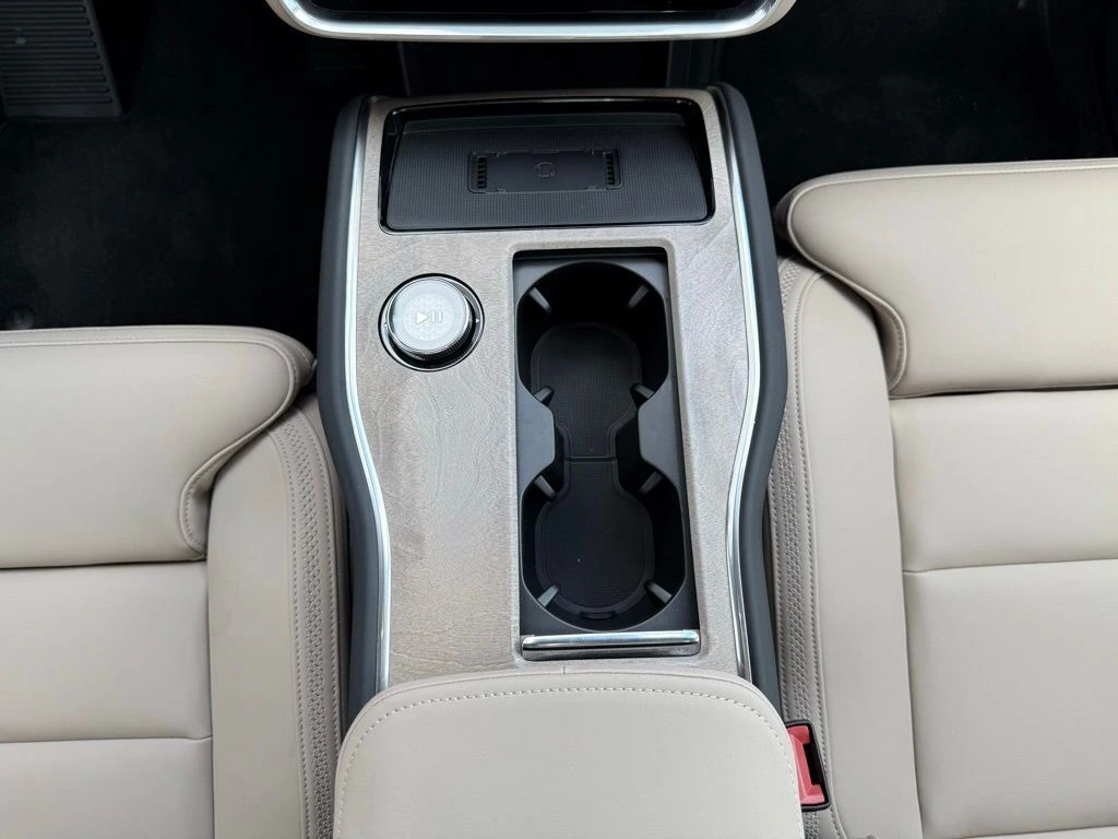 2025 Volvo - image 21