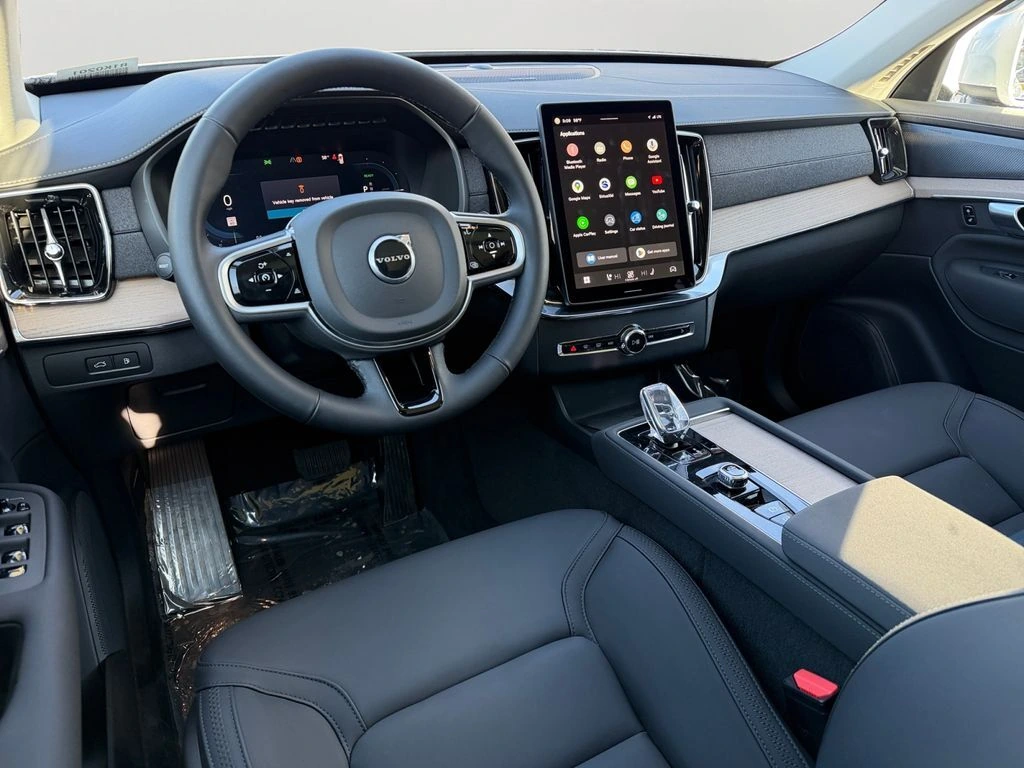 2025 Volvo - image 13