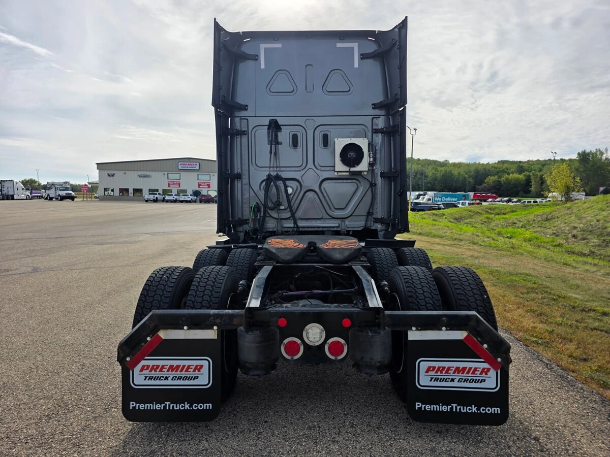 2022 Freightliner Cascadia — photo 6