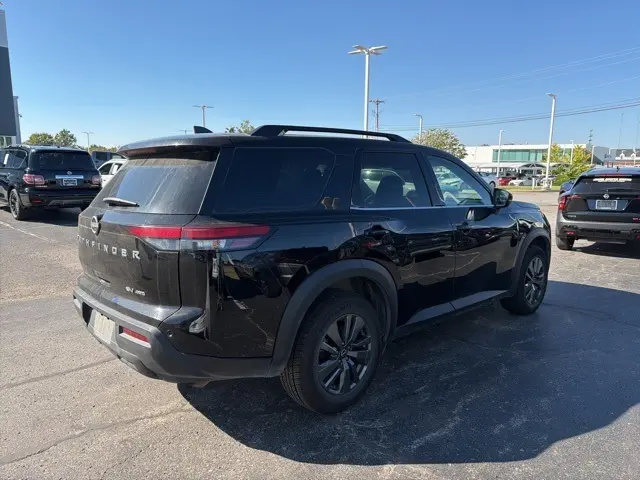 2024 Nissan Pathfinder SV photo 2