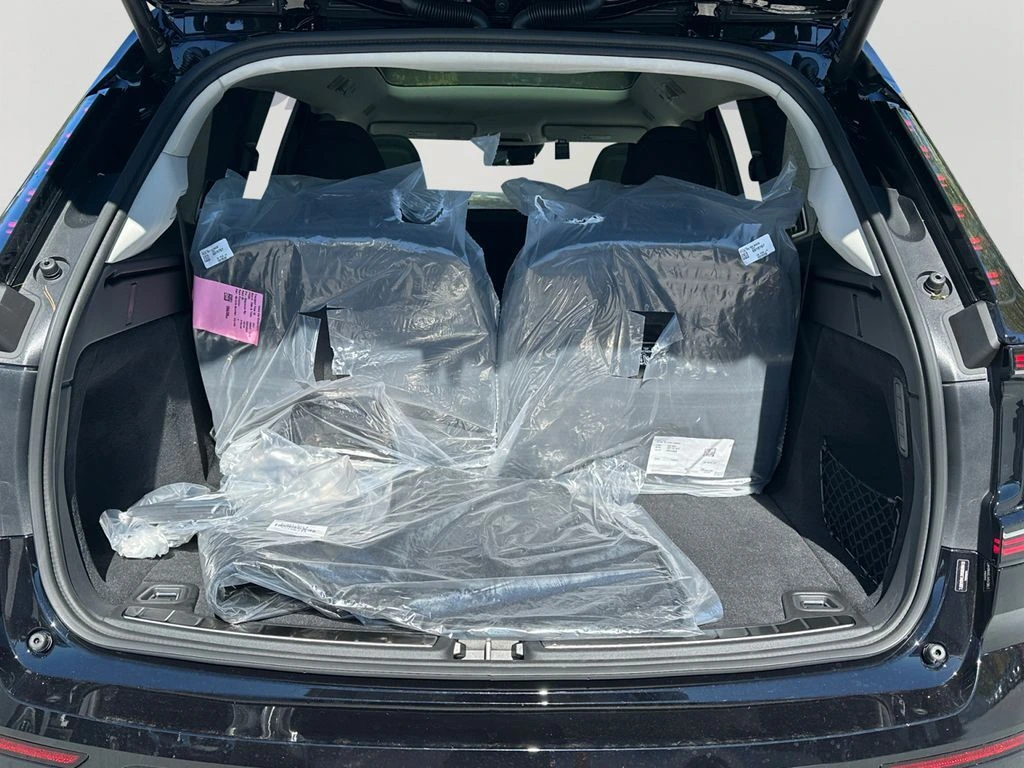 2025 Volvo - image 9