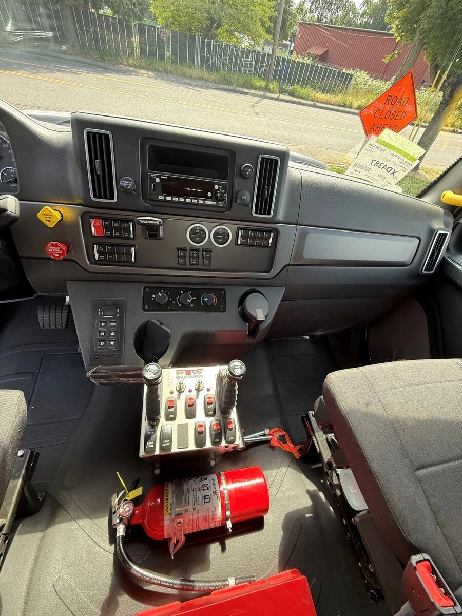 2027 Freightliner 114SD — photo 8